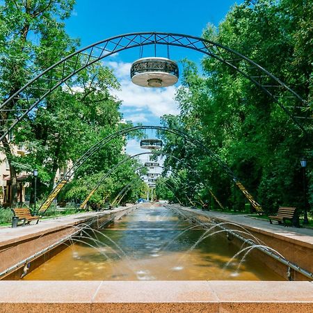 Nadezhda Apartments On Abylay Khan Ave 121 アルマトイ エクステリア 写真