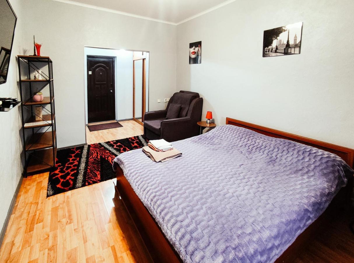 Nadezhda Apartments On Abylay Khan Ave 121 アルマトイ エクステリア 写真