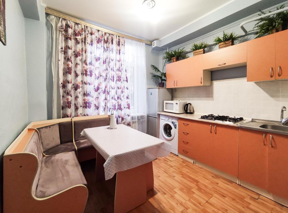 Nadezhda Apartments On Abylay Khan Ave 121 アルマトイ エクステリア 写真