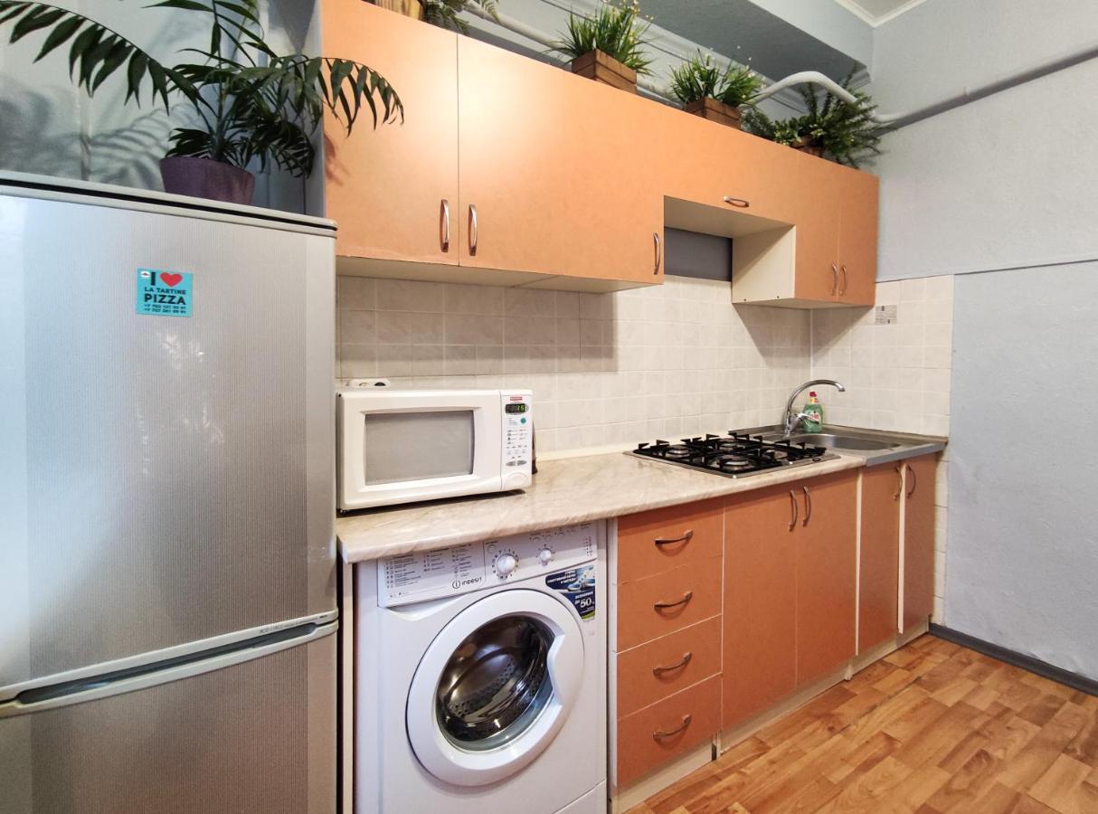 Nadezhda Apartments On Abylay Khan Ave 121 アルマトイ エクステリア 写真