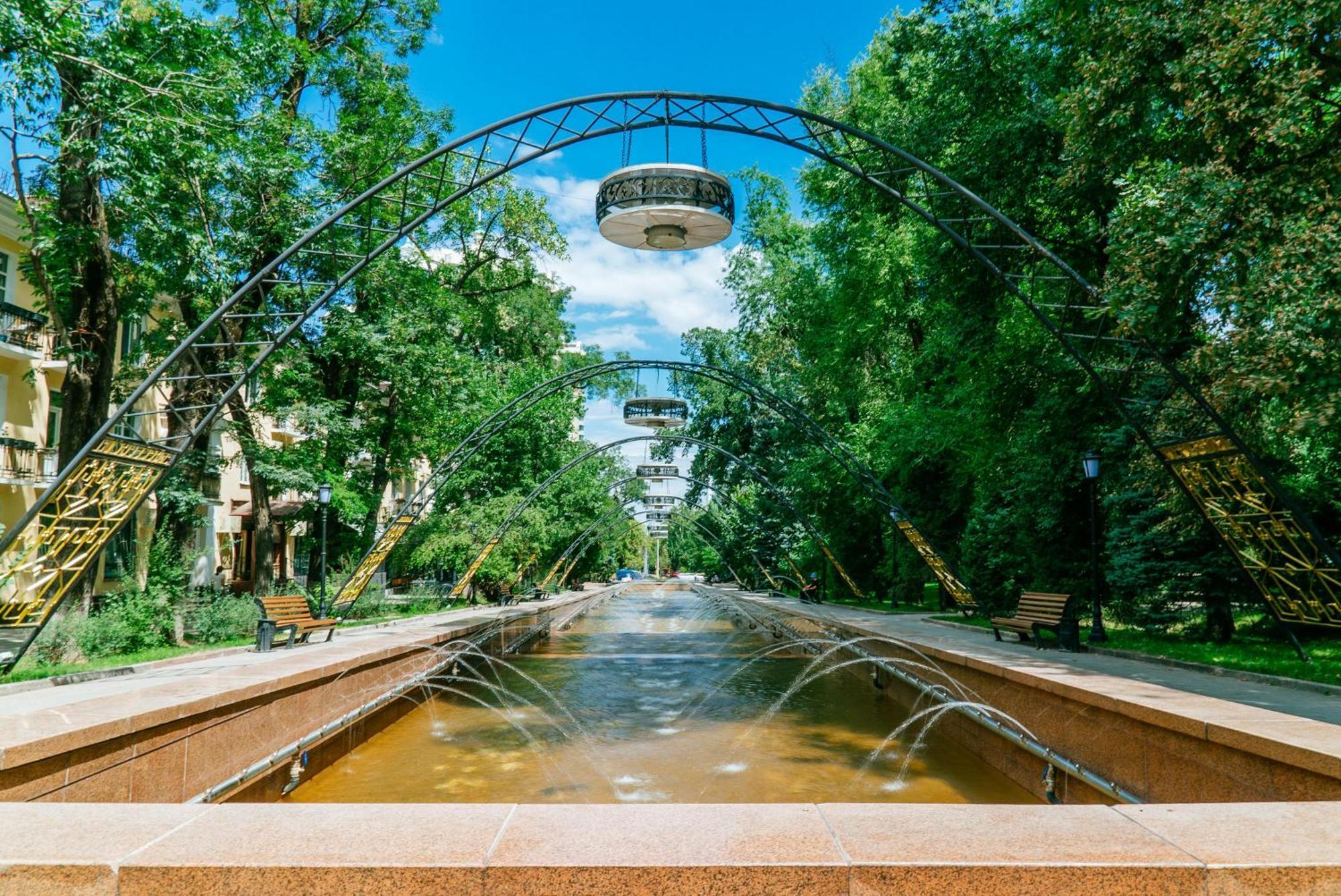 Nadezhda Apartments On Abylay Khan Ave 121 アルマトイ エクステリア 写真